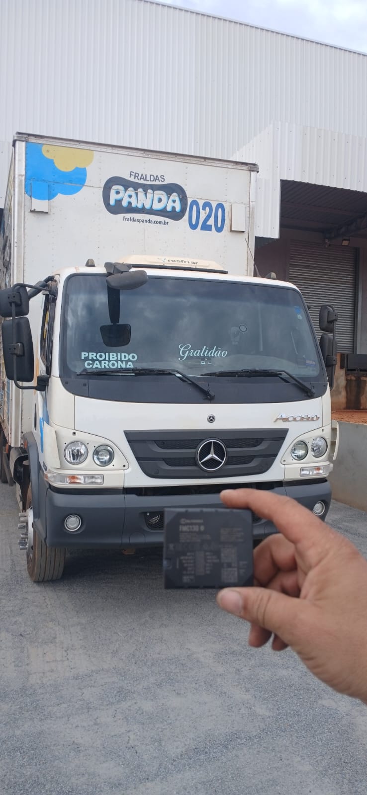 Instalação de rastreador veicular em caminhão Mercedes-Benz Accelo em Goiânia
